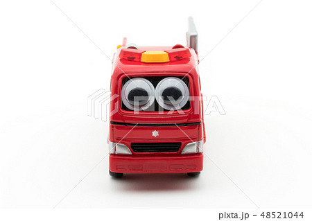 目玉シール付き消防車: wiggly-eyed fire engine 48521044
