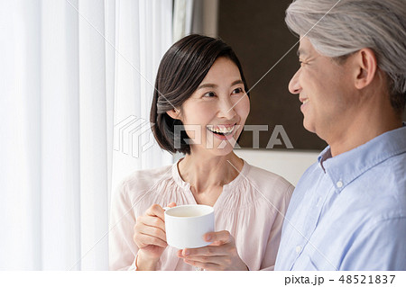 ミドル夫婦 ライフスタイルイメージ 48521837