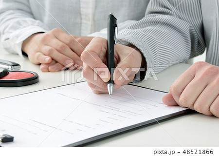 契約を結ぶ男女 契約を結ぶ男女 48521866