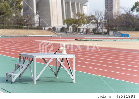 朝礼台とメガホン 48521891