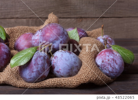 plums on the wooden background with sackcloth 48522065