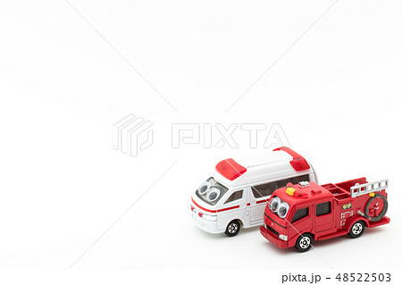 目玉シール付き消防車と救急車: wiggly-eyed fire truck & ambulance 48522503