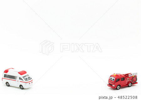 目玉シール付き消防車と救急車: wiggly-eyed fire truck & ambulance 48522508