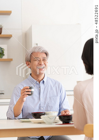ミドル夫婦 食卓 食事 ライフスタイルイメージ ミドル夫婦 食卓 食事 ライフスタイルイメージ 48522691