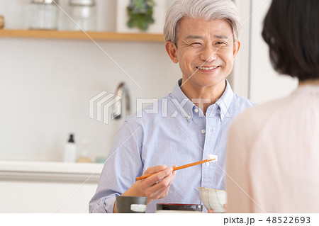 ミドル夫婦 食卓 食事 ライフスタイルイメージ 48522693