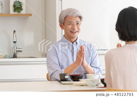 ミドル夫婦 食卓 食事 ライフスタイルイメージ 48522703