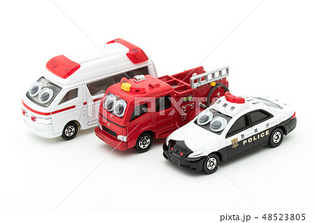 目玉シール付きパトカーと救急車と消防車: wiggly-eyed emergency cars 48523805