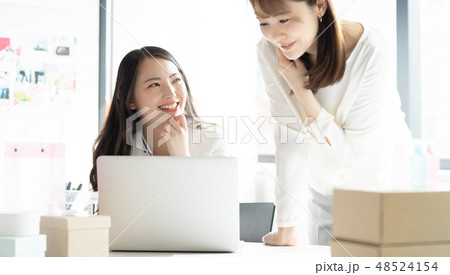 働く女性 48524154