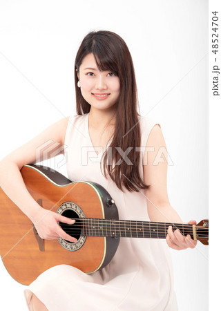 ギターをもって笑顔の女性 ギターをもって笑顔の女性 48524704