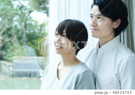 カップル　仲良し　ハグ 48524733