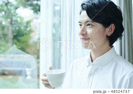 男性　ライフスタイル　コーヒー 48524737