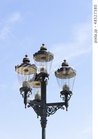 広場にあるおしゃれな街灯 48527380