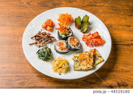 典型的な韓国料理 typical Korean foods 典型的な韓国料理 typical Korean foods 48529180