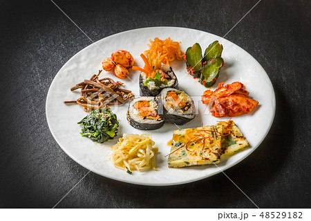 典型的な韓国料理　typical Korean foods 48529182