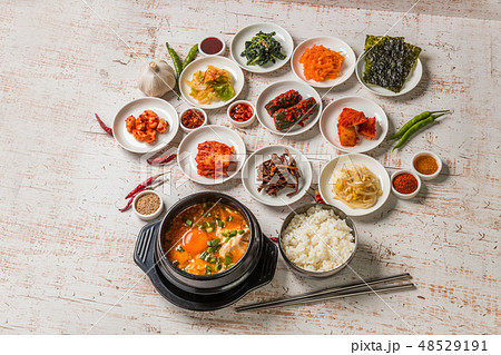 典型的な韓国料理　typical Korean foods 48529191