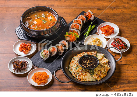 典型的な韓国料理　typical Korean foods 48529205