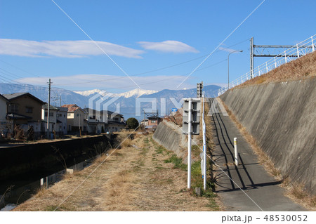 南アルプスを望む国道20号の側道 48530052