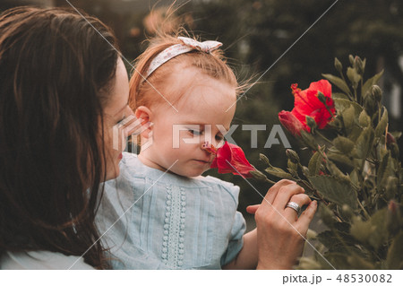 Cute little baby girl with her mother 48530082