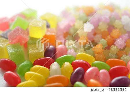 色とりどりの甘いキャンディと砂糖菓子 48531552