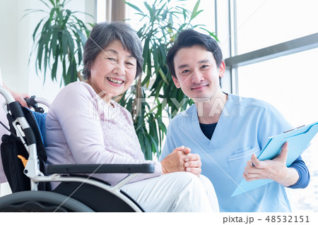 介護 シニア女性と医師 介護 シニア女性と医師 48532151