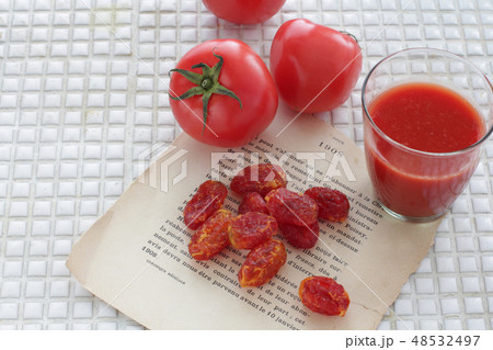 いろいろなトマトの使い方トマトとトマトジュースと塩トマト 48532497