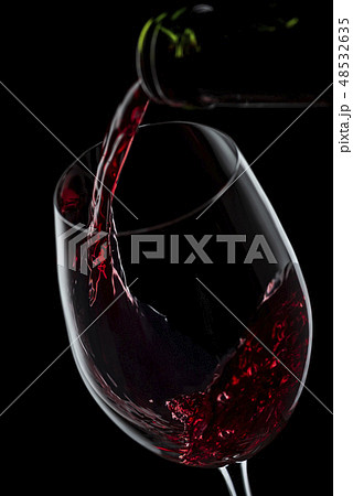 ワインをグラスに注ぎ入れる 48532635