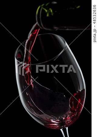 ワインをグラスに注ぎ入れる 48532636