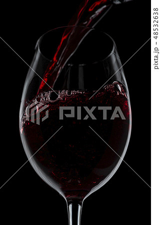 ワインをグラスに注ぎ入れる 48532638