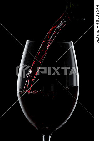 ワインをグラスに注ぎ入れる 48532644