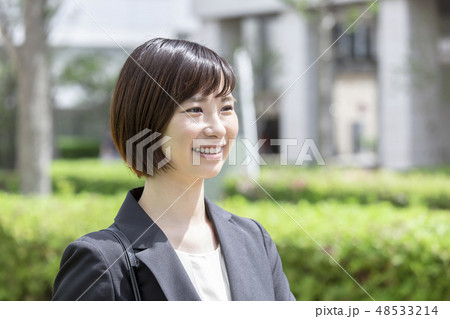 新入社員　就活生イメージ　新緑 48533214