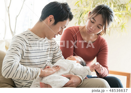 赤ちゃんを抱く若い夫婦 子育てファミリー 新生児 赤ちゃんを抱く若い夫婦 子育てファミリー 新生児 48536637