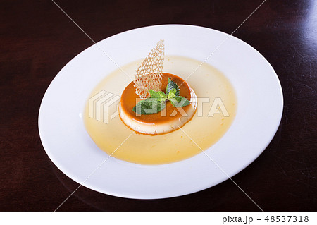 dessert cream brulee 48537318