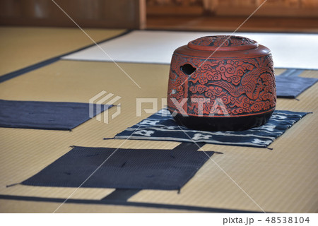 昭和の懐かしい生活用品 蓋付き火鉢の写真素材 [48538104] - PIXTA