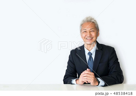 男性 ビジネスマン 笑顔 おしゃれ スーツ 男性 ビジネスマン 笑顔 おしゃれ スーツ 48538418