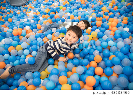 室内で遊ぶ子供 48538466