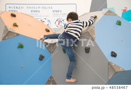 室内で遊ぶ子供 48538467