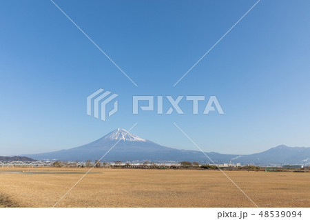富士川河川敷から望む富士山 48539094