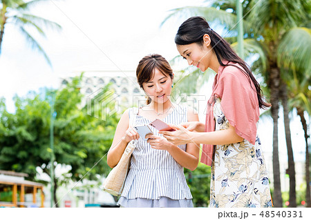 若い女性(スマホ) 若い女性(スマホ) 48540331