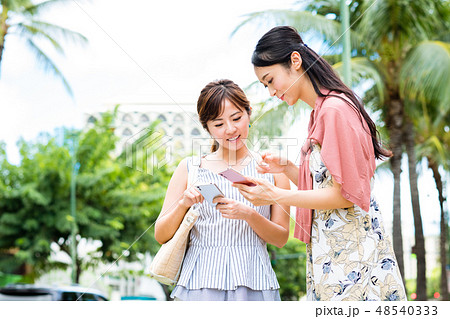 若い女性（スマホ） 48540333