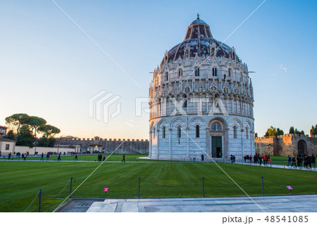 イタリア　トスカーナ州　ピサ　ドゥオーモ広場  夕陽に染まる洗礼堂・バッティステロ 48541085