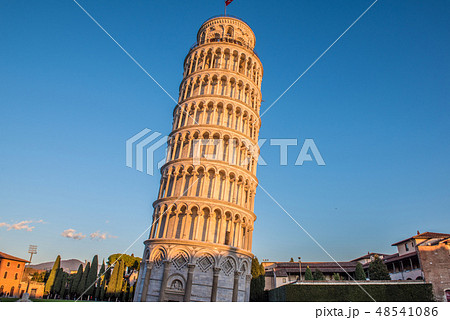 イタリア　トスカーナ州　ピサ　ドゥオーモ広場　夕陽に染まるピサの斜塔　トッレ・ベンデンテ　 48541086