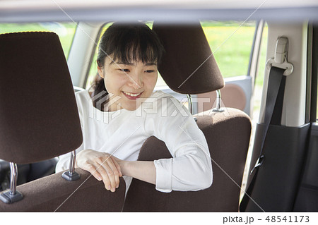 運転席から振り向く女性 運転席から振り向く女性 48541173