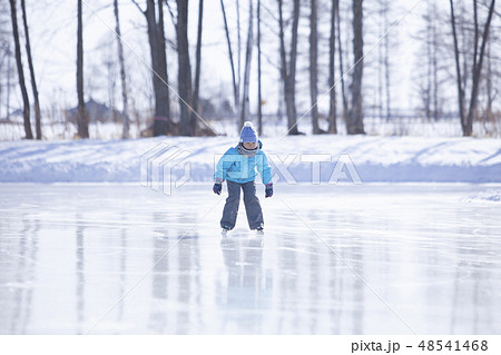 スケートする女の子 48541468