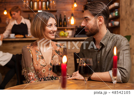 Stylish couple on a romantic date looking deeply into each others eyes 48542105