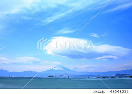 真名瀬海岸から望む富士山の写真素材