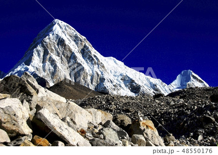 ーンブ氷河のモレーン越しにカラパタールとプモリを望む 48550176
