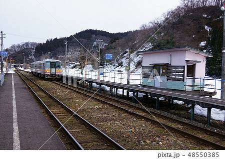 根知駅:到着する気動車:大糸線(南小谷〜糸魚川) 糸魚川市 根知駅:到着する気動車:大糸線(南小谷〜糸魚川) 糸魚川市 48550385