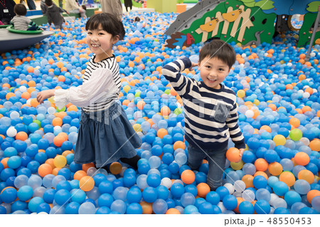 室内で遊ぶ子供 室内で遊ぶ子供 48550453
