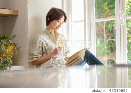 ミドル女性 読書 ワイン ライフスタイルイメージ 48550693