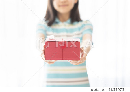 プレゼントを渡す子ども 48550754